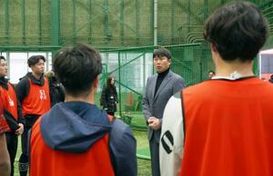 　広島の新人合同練習を視察し、選手に語りかける新井監督＝広島県廿日市市