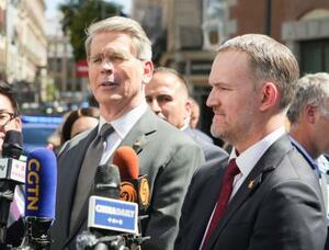 　中国との閣僚級貿易協議後、記者団の取材に応じるベセント米財務長官（左）と米通商代表部のグリア代表＝１５日、スペイン・マドリード（共同）