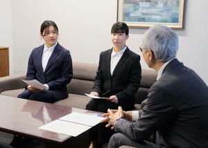 地域おこし協力隊に採用された松下楓さん(左)と樋口花音さん(中央)=新発田市役所