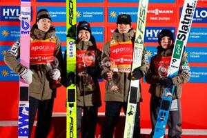 混合団体で3位に入った(左から)小林陵侑、丸山希、二階堂蓮、高梨沙羅=ビリンゲン(共同)