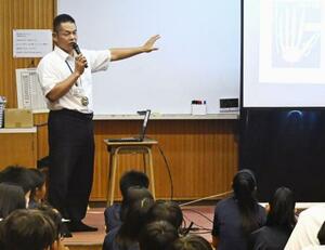 　勤務する中学校の生徒に硫黄島での遺骨収集の体験を話す竹島潤さん＝２０２５年９月、岡山市