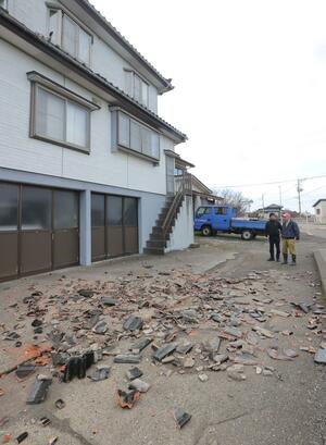屋根瓦が落ちた住宅=1月2日、糸魚川市鬼伏