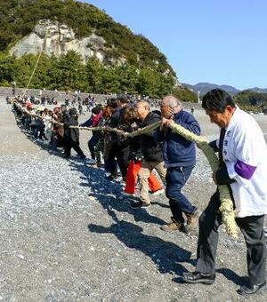 　三重県熊野市の世界遺産・花窟神社で営まれた「お綱かけ神事」＝２日午前