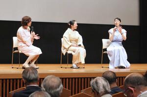 良寛の魅力を語った寺本小鳳さん(右)と器楽堂ゆう子さん(中央)=南魚沼市六日町
