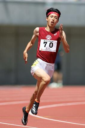 男子４００メートルで優勝した圓山倫生（新潟）＝６月１４日、デンカビッグスワン