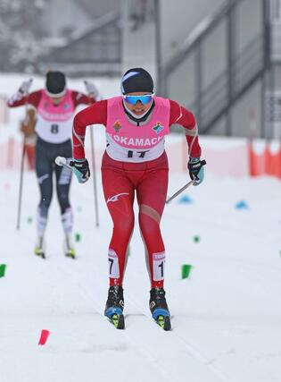 女子10キロクラシカル 福原優香(十日町高)がラストスパートをかける=2月1日、十日町市