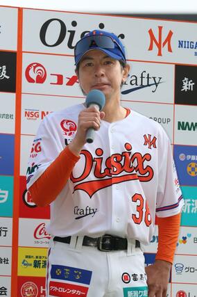 試合後、感想を語る武田勝監督