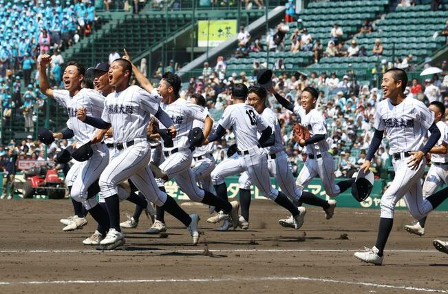 初出場初勝利の新潟産大付ナイン。校歌を歌い終え、応援席へ笑顔で走り出す＝甲子園