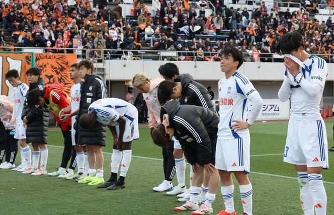 清水-新潟 試合後、サポーターにあいさつする新潟の選手たち=アイスタ