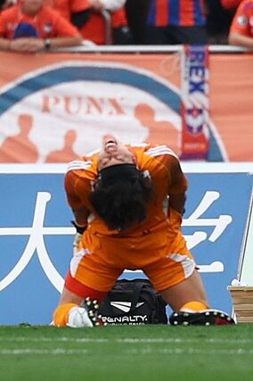 湘南-新潟 前半、先制点を許し悔しがるGK田代琉我=レモンガススタジアム平塚