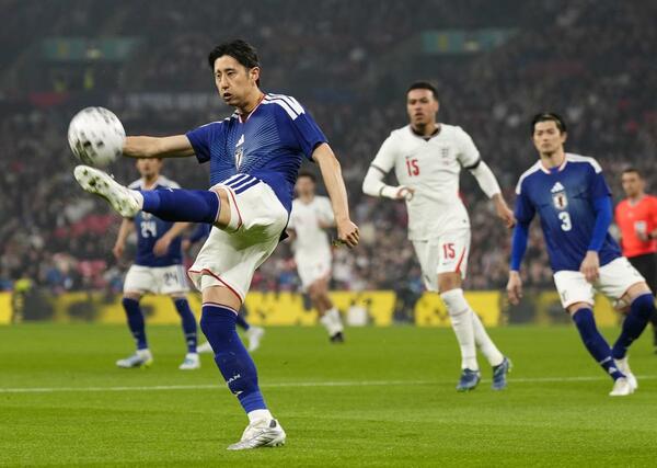 日本-イングランド 前半、クリアする伊藤(左)=ロンドン