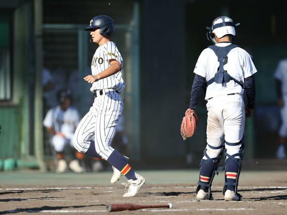 日本文理－帝京長岡　九回帝京長岡２死満塁、山野陽の三塁打で一走井野元が生還し１５点目＝三条市パールスタ