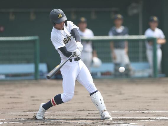 日本文理－長岡農　１回日本文理１死二、三塁、本田愁星が２点左前適時打を放ち２－０＝新発田市五十公野