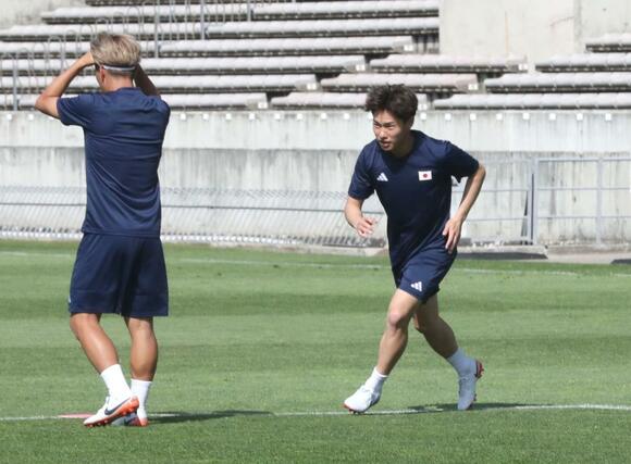 前日練習で体を動かす三戸舜介(スパルタ)=ボルドー