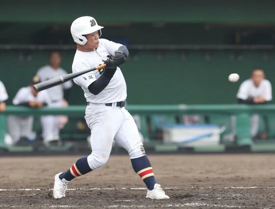 福井商－日本文理　５回２死二、三塁、日本文理の秦碧羽が先制適時打を放ち１－０＝高岡西部総合公園野球場