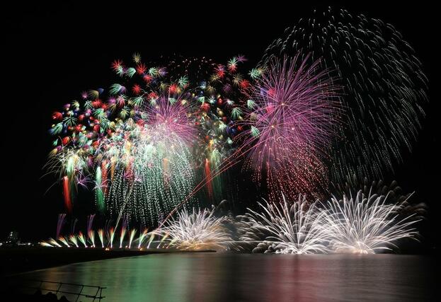 迫力満点の花火が夜空や海上を彩った「海の大花火大会」＝２６日、柏崎市