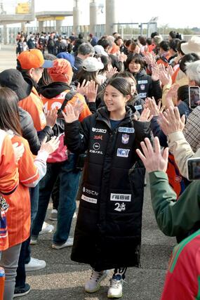 「１万人プロジェクト」の試合後、大勢のサポーターとハイタッチをする新潟Ｌの選手ら＝ビッグスワン