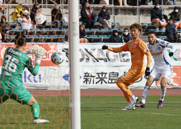 後半、シュートを放つ新潟のＦＷブーダ＝松山市