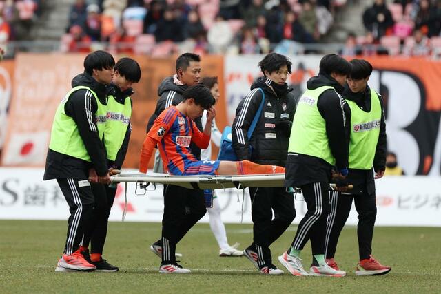 新潟-東京V 後半、DF稲村隼翔が負傷交代=ビッグスワン