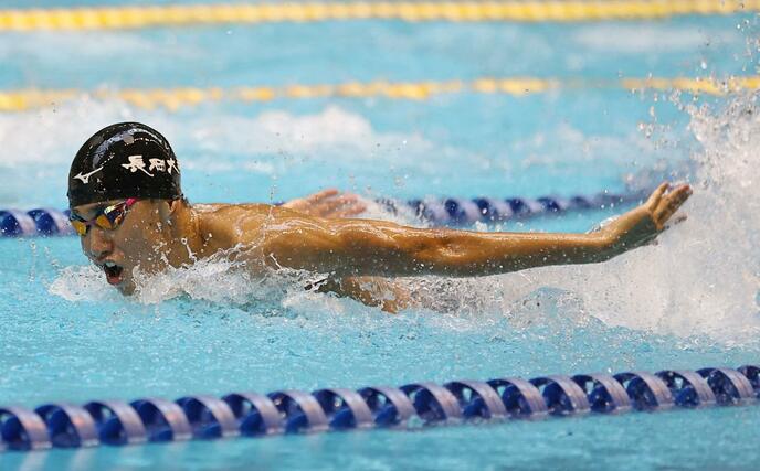 全国高校総体水泳　競泳男子２００メートル個人メドレー決勝　２位だった根岸歩夢（長岡大手）のバタフライ＝８月１７日、広島市東区のひろしんビッグウェーブ