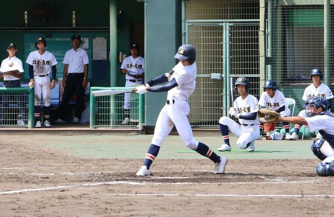 日本文理－巻　９回にこの日４本目となる安打を放った日本文理の齋藤開道＝９月６日、三条市パールスタ