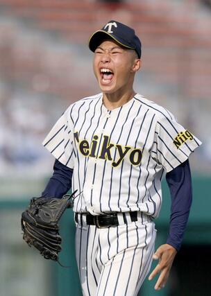 帝京長岡－小松大谷　８回のピンチを１失点でしのぎ、ほえる帝京長岡の先発・工藤壱朗＝富山市民球場