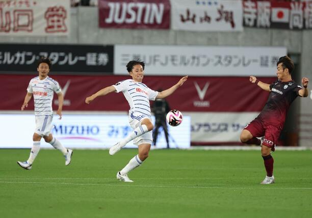 前半、攻め込むDF遠藤凌=ノエスタ