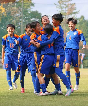 帝京長岡－開志学園ＪＳＣ　前半２７分、開志学園ＪＳＣのＭＦ高山杏々葉の先制点を喜ぶ＝新発田市