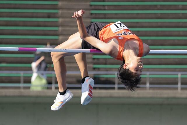 男子走り高跳び　２メートル０６を成功させ、連覇した西村凛一（東京学館）＝石川県西部緑地公園陸上競技場
