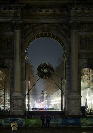 火が消えた「平和の門」の聖火台＝２２日、イタリア・ミラノ（共同）