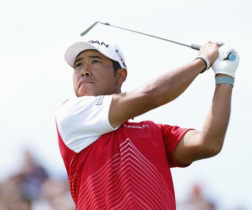 男子　最終ラウンド、２番でティーショットを放つ松山英樹＝パリ郊外（共同）