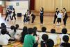 Ｎｏｉｓｍ２のメンバーに支えられながら、舞踊家の身体の使い方を体験する東青山小学校の５年生＝新潟市西区青山