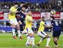 　２０２５年１０月、サッカー国際親善試合のブラジル戦で決勝ゴールを決める上田綺世（手前左から２人目）＝東京・味の素スタジアム