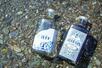 仁淀川蒸溜所が製造しているジン「ニヨドドド」と「BLUE GIN IMUA」=3月(松本大樹氏撮影)