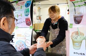 キッチンカーでコーヒーを販売する石田ありさん。ニーズがあれば災害の被災地に駆けつける考えだ=三条市井栗1