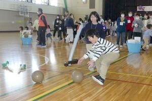大人も子どもも楽しめる風船を使った運動会=2月18日、新潟市西蒲区