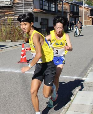 中継所で、たすきを手渡すランナー=11月10日、佐渡市吉井