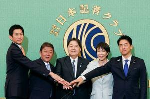 自民党総裁選の立候補者討論会で、写真に納まる(左から)小林元経済安保相、茂木前幹事長、林官房長官、高市前経済安保相、小泉農相。所得増を含む物価高対策や外交・安保を巡り応酬を繰り広げた=24日午後、東京・内幸町の日本記者クラブ