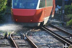 三線軌条に入線する際に散水を浴びるロマンスカーGSE70000形=入生田駅構内