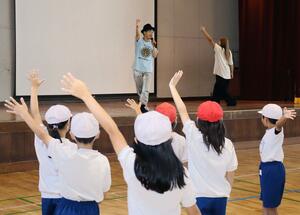 プロダンサーの中澤利彦さんが母校である五十嵐小学校で行ったダンス教室=新潟市西区寺尾西4