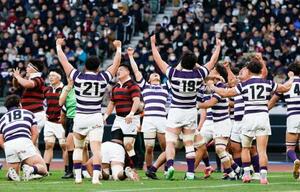 ラグビーの第62回全国大学選手権決勝で早稲田大に22―10で勝ち、喜ぶ明治大フィフティーン。7大会ぶり14度目の大学日本一に輝いた=11日、東京・MUFGスタジアム(国立競技場)