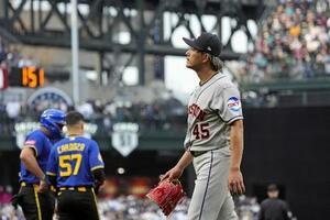 10日のマリナーズ戦で、一回途中降板するアストロズの今井達也=シアトル(共同)