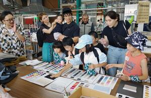 工場を見学する参加者=五泉市太田
