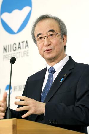 定例記者会見で、新潟水俣病公式確認60年の式典について述べる花角英世知事=5月21日、県庁