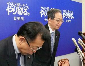 10日、自公党首会談後の記者会見を終えた公明党の斉藤代表(右)と西田幹事長=国会
