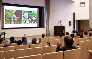 昆虫のクイズが出題されるなどした発表会＝７日、新潟市中央区女池南３