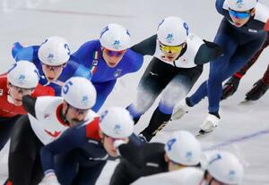 男子マススタート1回戦 滑走する佐々木翔夢(奥右から2人目)=ミラノ(共同)