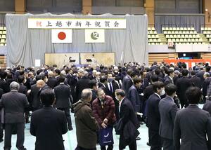 上越市内の経済関係者らが集い、地域経済の発展を願った新年祝賀会＝５日、上越市のリージョンプラザ上越