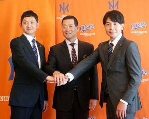 　オイシックスのＣＢＯに就任し記念写真に納まる桑田真澄氏（中央）ら＝１８日、東京都内のホテル