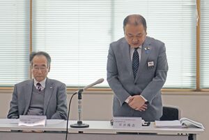 10月からの値上げを説明し、利用客の理解を求める平井隆志社長(右)=2月、上越市